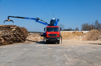 Мобильная рубильная машина AGH910 на базе МАЗ 631228 с гидроманипулятором