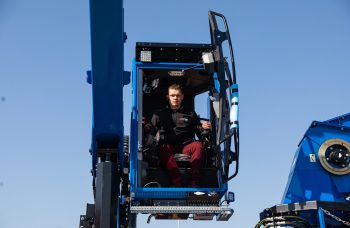 Мобильная рубильная машина AGH910 на базе МАЗ 631228 с гидроманипулятором