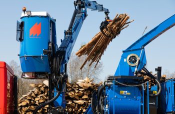 Мобильная рубильная машина AGH910 на базе МАЗ 631228 с гидроманипулятором