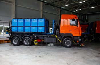 Комбинированная дорожная машина МАЗ-631228 с крюковым погрузчиком UNILIFT B.O.B Italev T26