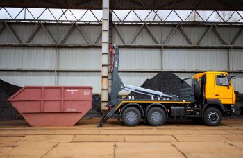 Бункеровоз с портальным загрузчиком BOB Unililift на базе МАЗ 6501С5