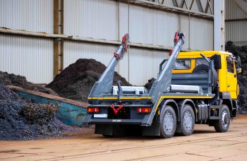 Бункеровоз с портальным загрузчиком BOB Unililift на базе МАЗ 6501С5