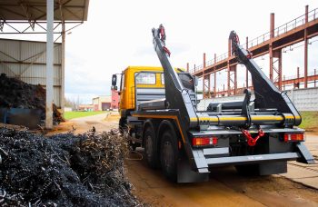 Бункеровоз с портальным загрузчиком BOB Unililift на базе МАЗ 6501С5