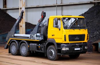 Бункеровоз с портальным загрузчиком BOB Unililift на базе МАЗ 6501С5
