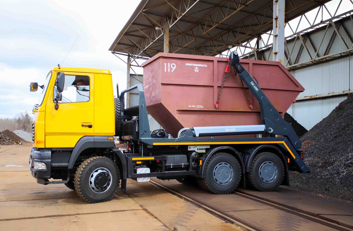 Бункеровоз с портальным загрузчиком BOB Unililift на базе МАЗ 6501С5