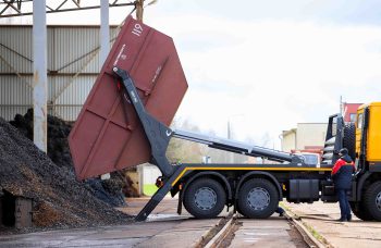 Бункеровоз с портальным загрузчиком BOB Unililift на базе МАЗ 6501С5