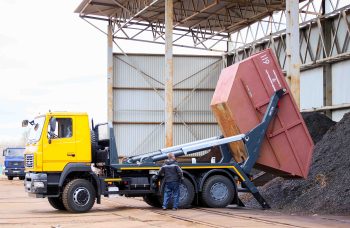 Бункеровоз с портальным загрузчиком BOB Unililift на базе МАЗ 6501С5