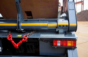 Бункеровоз с портальным загрузчиком BOB Unililift на базе МАЗ 6501С5