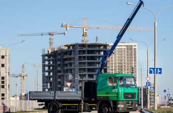 Бортовой автомобиль МАЗ AGC42M с КМУ АНТ 7.5-2