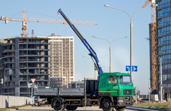 Бортовой автомобиль МАЗ AGC42M с КМУ АНТ 7.5-2