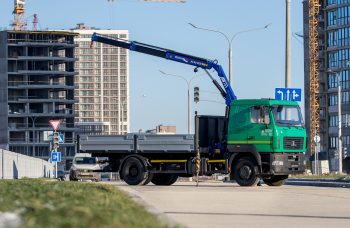Бортовой автомобиль МАЗ AGC42M с КМУ АНТ 7.5-2