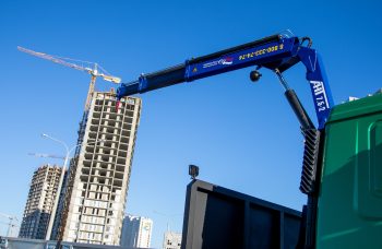 Бортовой автомобиль МАЗ AGC42M с КМУ АНТ 7.5-2