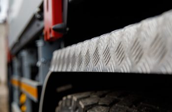 Бортовой автомобиль МАЗ AGC64M с КМУ Fassi F455A.2.22