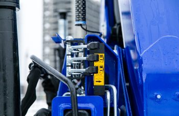 Бортовой автомобиль МАЗ AGC64M с КМУ PM 15523