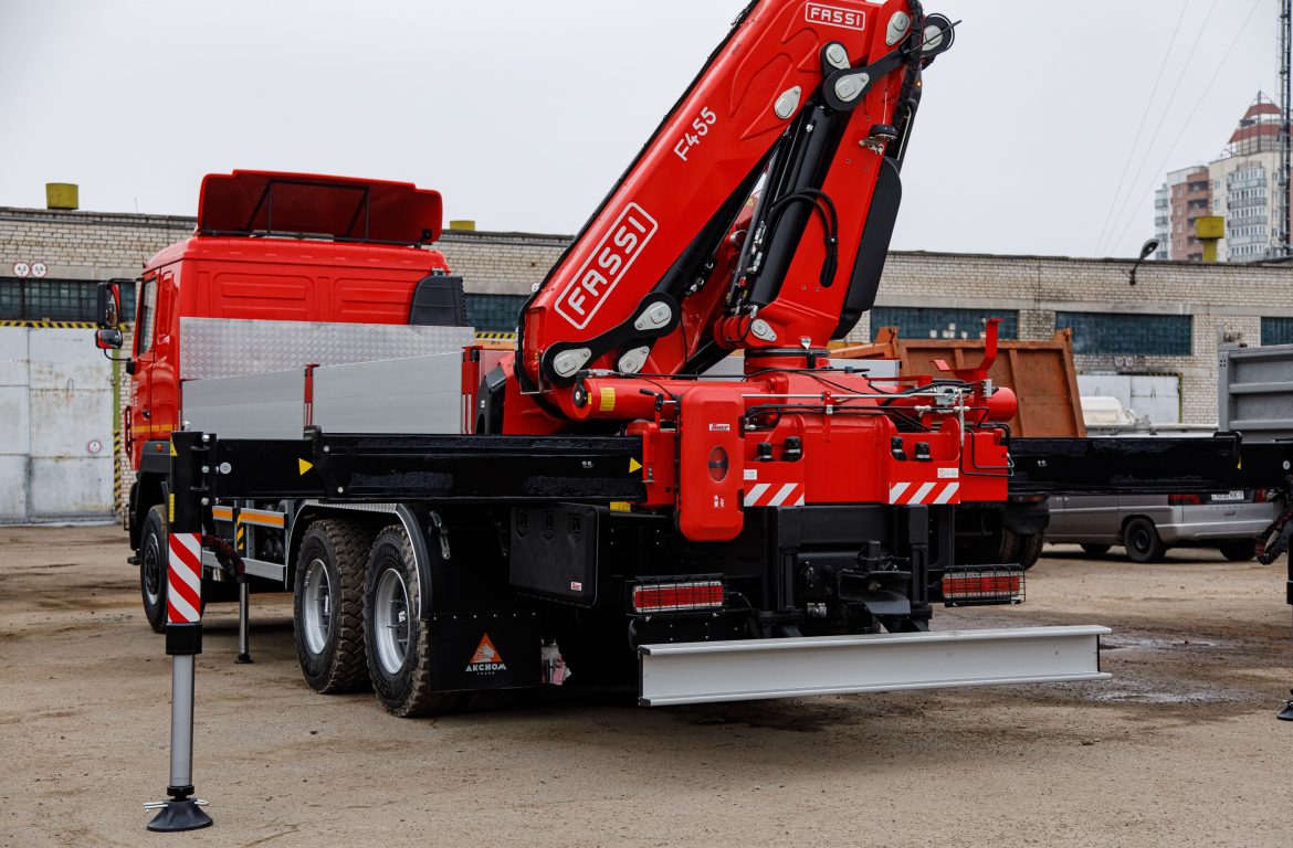 Бортовой автомобиль МАЗ AGC64M с КМУ Fassi F455A.2.22