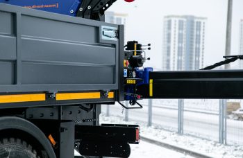 Бортовой автомобиль МАЗ AGC64M с КМУ PM 15523