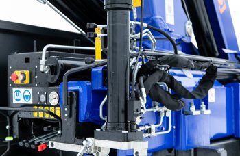 Бортовой автомобиль МАЗ AGC64M с КМУ PM 15523