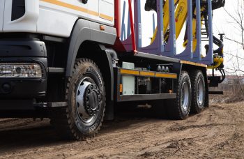 Сортиментовоз МАЗ-631228 с гидроманипулятором Marchesi M11T 02.100