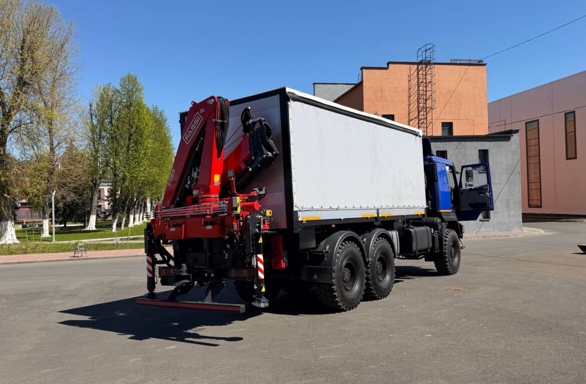 Бортовой автомобиль МАЗ AGC64M с КМУ Fassi F195A.0.24
