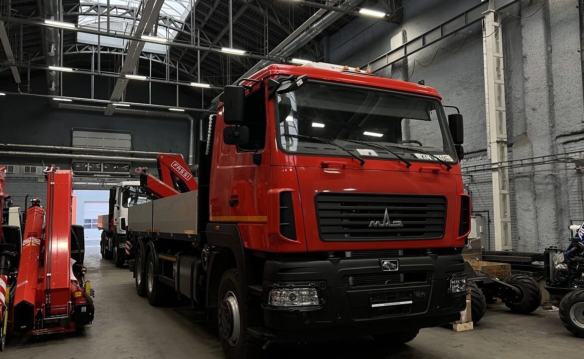 Бортовой автомобиль МАЗ AGC64M с КМУ Fassi F215A.0.24