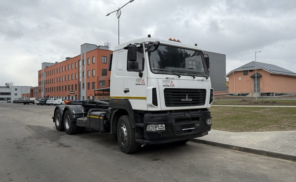 Крюковой погрузчик AG6 KROMANN L22S.57.6-HC на базе МАЗ-631228