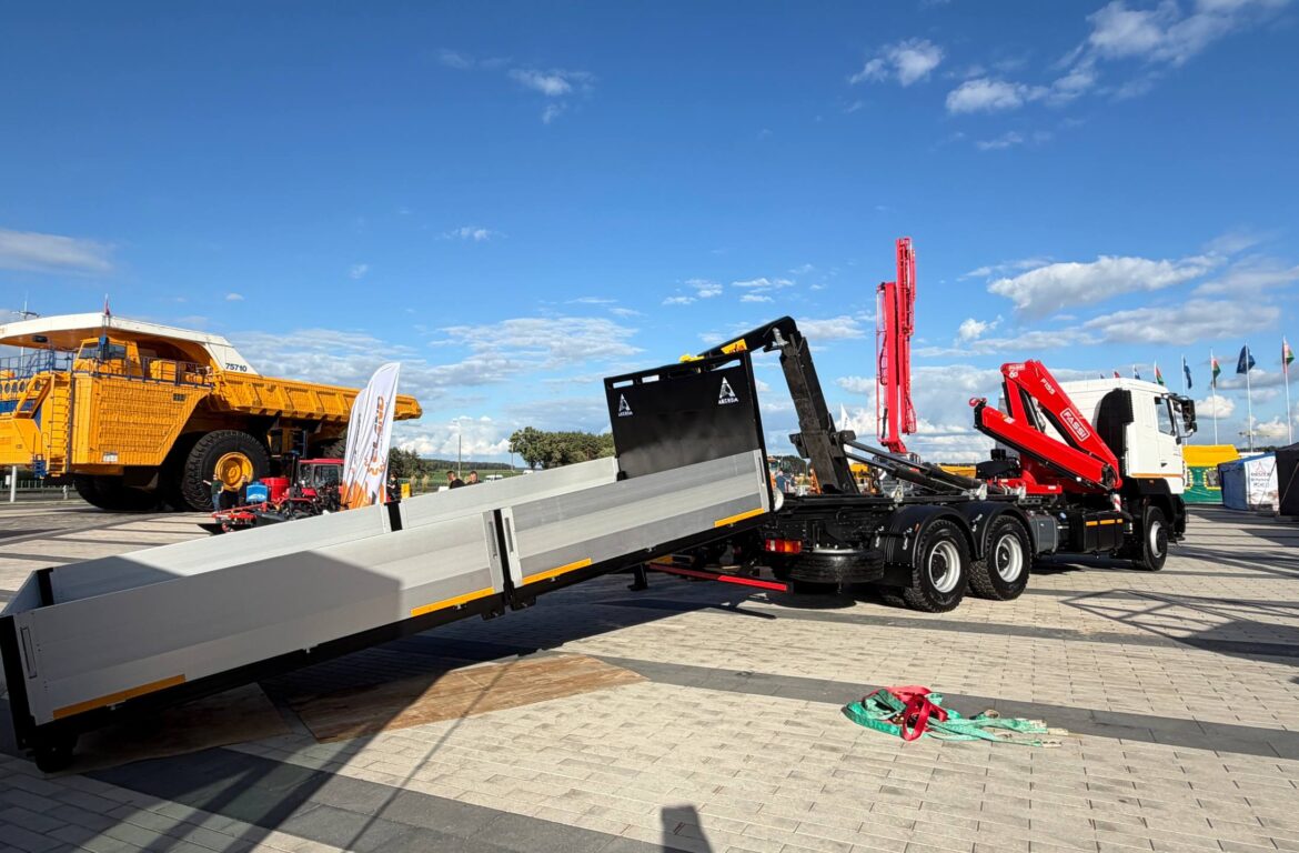 Автомобиль специальный AG6HMS с крюковым погрузчиком HYVA T20-57-S и с КМУ Fassi F155A.0.22 (5 в 1)