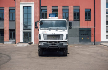 Автогидроподъемник с люлькой с изолированным звеном для работы на ЛЭП (находящейся под напряжением)