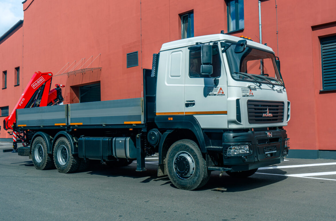 Бортовой автомобиль МАЗ AGС64М с КМУ Fassi F215A.0.23