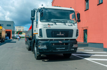 Бортовой автомобиль МАЗ AGС64М с КМУ Fassi F215A.0.23