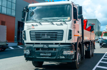 Бортовой автомобиль МАЗ AGС64М с КМУ Fassi F215A.0.23