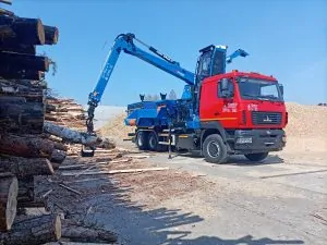 Мобильная рубильная машина AGH910 на базе МАЗ 631228 с гидроманипулятором
