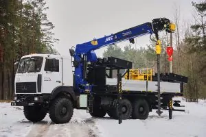 Бортовой автомобиль AGC66M на базе шасси МАЗ с КМУ АНТ 20-5ТЛ с бурильным оборудованием и люлькой
